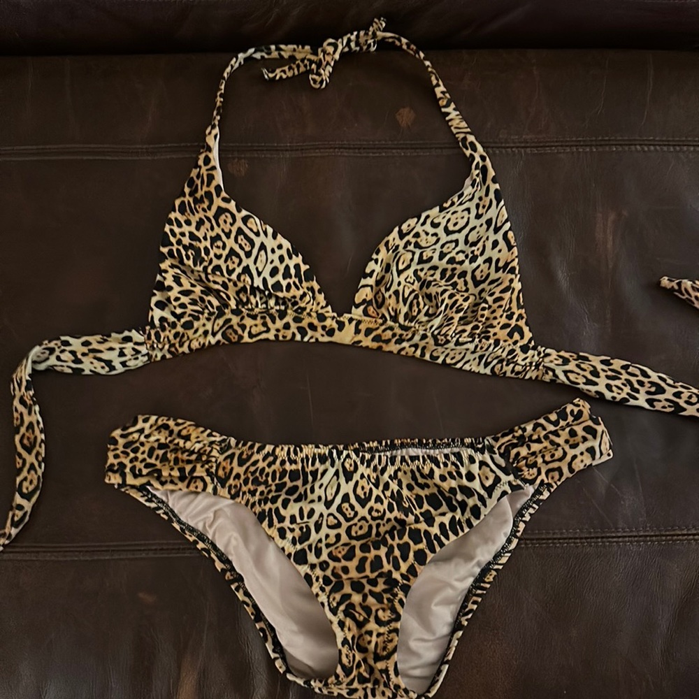 Victoria’s Secret leopard bikini in perfect condition. Size large